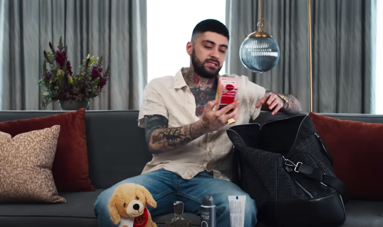 Zayn Malik分享他行李袋的隨身物品,有一樽以中文字標明香港製造的京都念慈庵川貝枇杷膏。