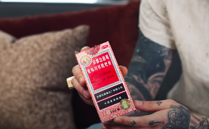 Zayn Malik分享他行李袋的隨身物品,有一樽以中文字標明香港製造的京都念慈庵川貝枇杷膏。