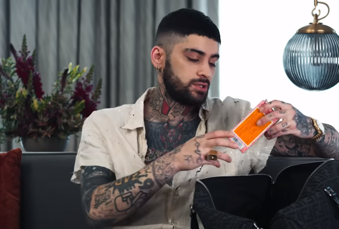Zayn Malik分享他行李袋的隨身物品,有一樽以中文字標明香港製造的京都念慈庵川貝枇杷膏。