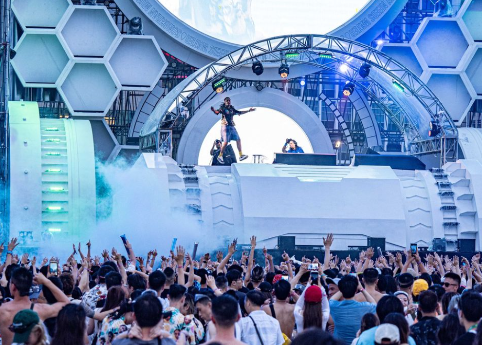 中環海濱活動空間上周六和周日(8及9日)舉行「S2O亞洲潑水音樂節2024」(大會IG圖片)