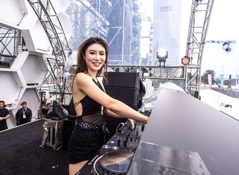 中環海濱活動空間上周六和周日(8及9日)舉行「S2O亞洲潑水音樂節2024」(大會IG圖片)