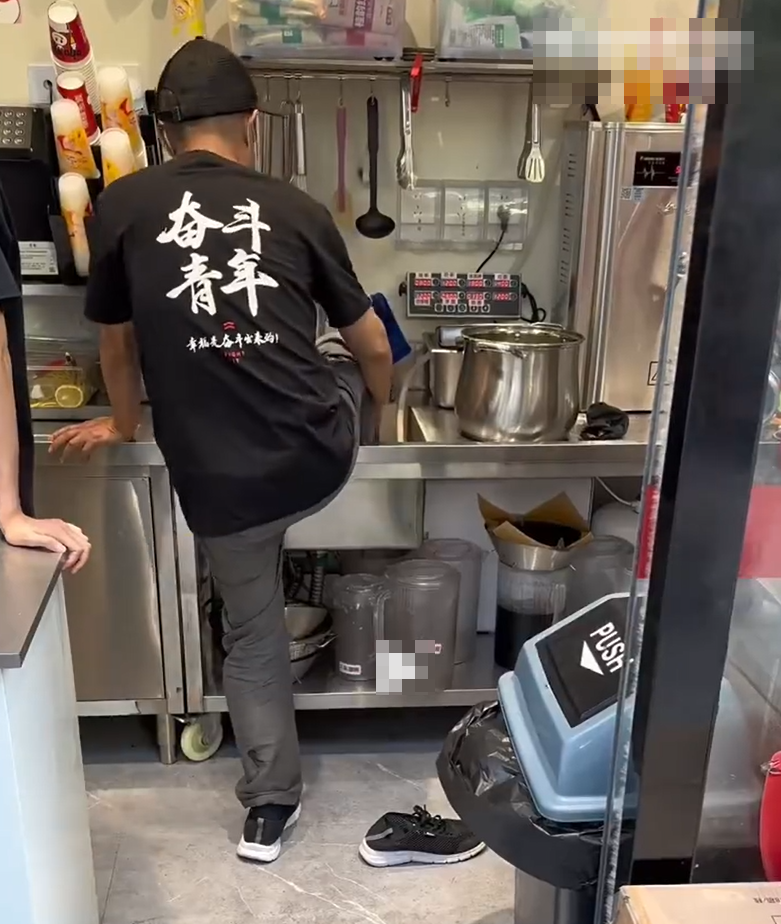 內媒報道,蜜雪冰城位於內地的一間分店被拍到有員工於水池洗腳,影片於社交平台瘋傳。