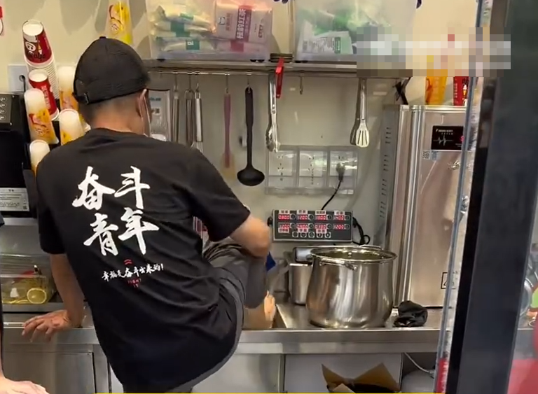 內媒報道,蜜雪冰城位於內地的一間分店被拍到有員工於水池洗腳,影片於社交平台瘋傳。