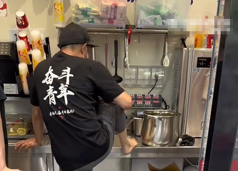 內媒報道,蜜雪冰城位於內地的一間分店被拍到有員工於水池洗腳,影片於社交平台瘋傳。