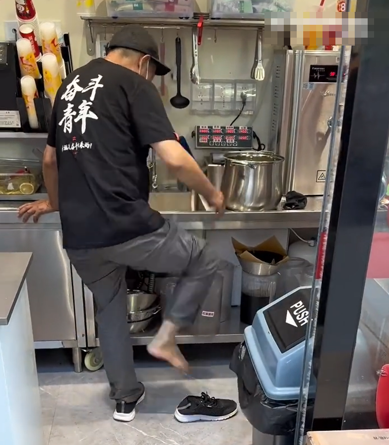 內媒報道,蜜雪冰城位於內地的一間分店被拍到有員工於水池洗腳,影片於社交平台瘋傳。