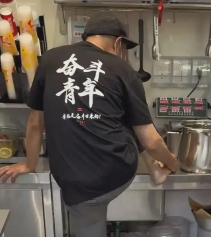 內媒報道,蜜雪冰城位於內地的一間分店被拍到有員工於水池洗腳,影片於社交平台瘋傳。