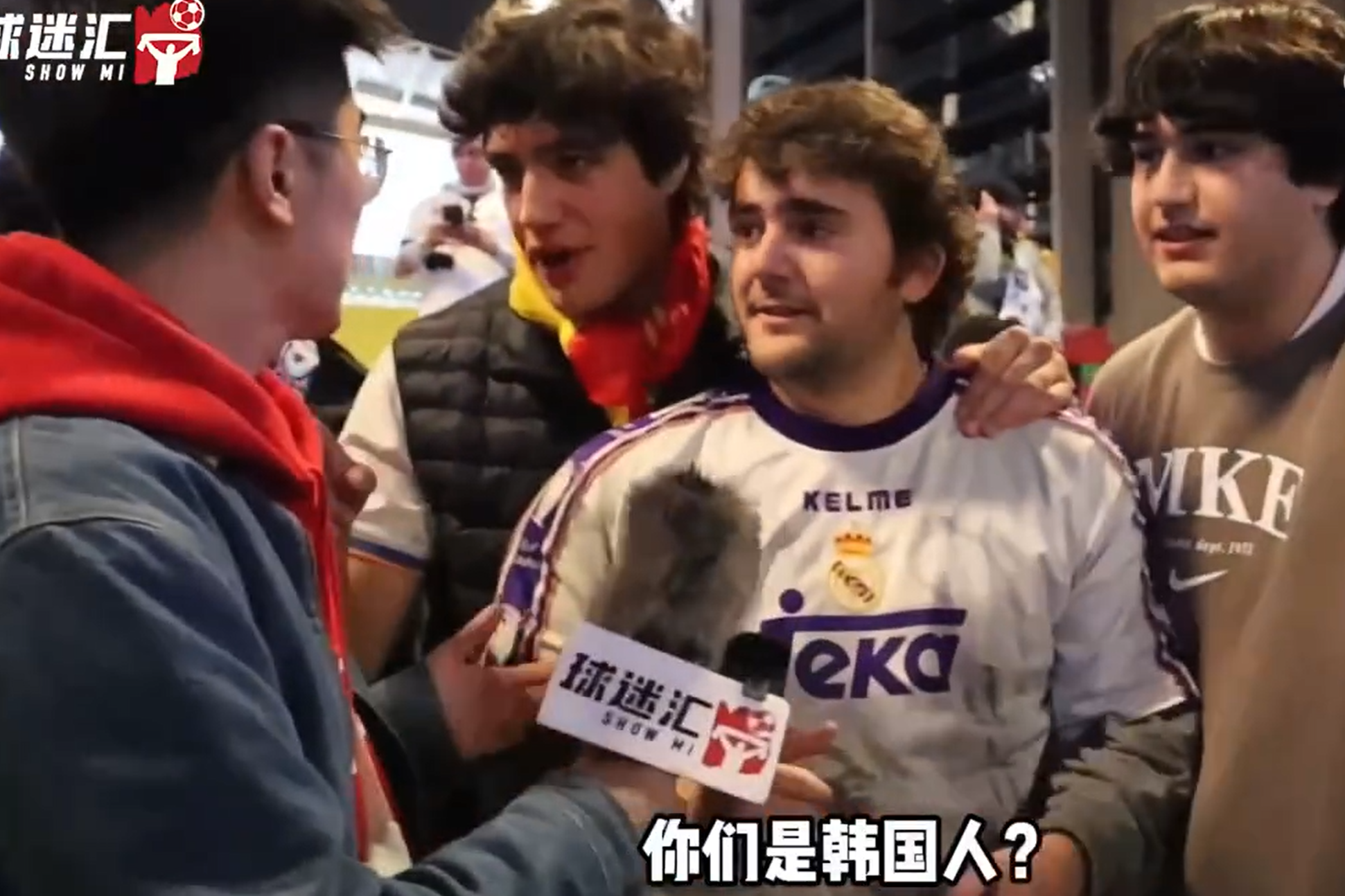 一名來自中國的足球博主「球迷匯SHOWMI」在皇馬擊敗多蒙特奪冠後,於球場外訪問皇馬球迷,該名球迷得知博主是中國人後,以西班牙語對鏡頭唱歌,聲稱是「慶祝皇馬勝利」的歌曲。影片其後在內地網絡流傳,有網民發現歌曲含有種族歧視、侮辱中國女性的內容。