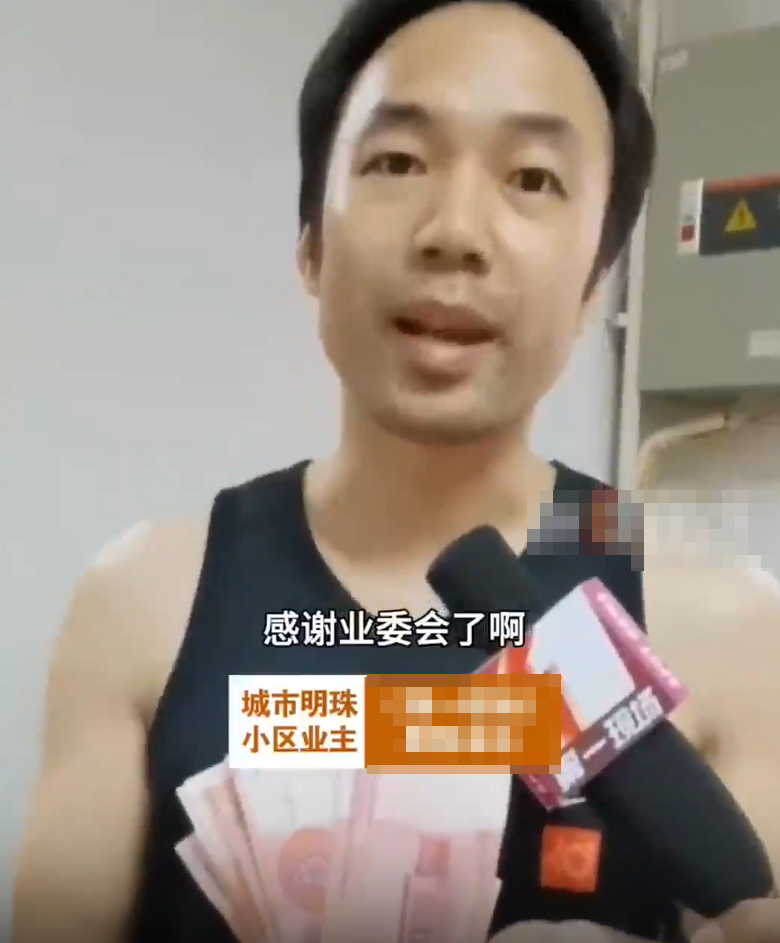 深圳龍華區城市明珠屋苑向近二千戶業主發放粽子和184萬元(人民幣、下同)現金,業主可獲得650元至2,200元不等,此次現金發放的資金來源是屋苑的公共收益,分紅當天業主們笑逐顏開。