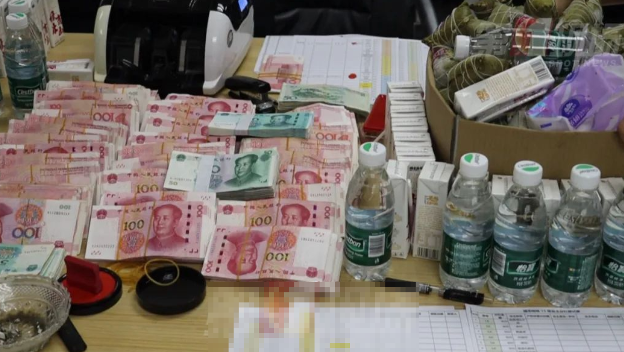 深圳龍華區城市明珠屋苑向近二千戶業主發放粽子和184萬元(人民幣、下同)現金,業主可獲得650元至2,200元不等,此次現金發放的資金來源是屋苑的公共收益,分紅當天業主們笑逐顏開。