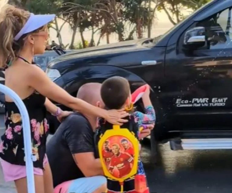 女事主與丈夫及一對子女在泰國參加潑水節活動。(互聯網)