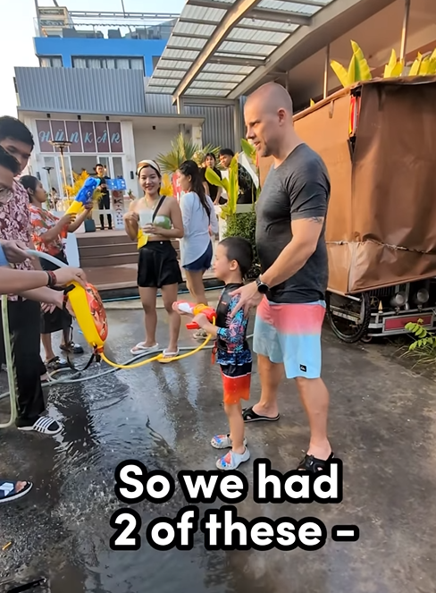 女事主與丈夫及一對子女在泰國參加潑水節活動。(互聯網)