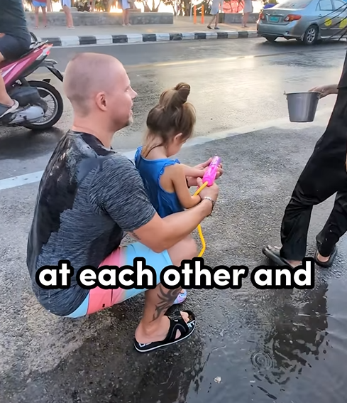 女事主與丈夫及一對子女在泰國參加潑水節活動。(互聯網)