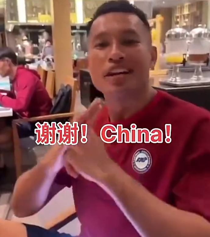 辛尼的隊友們也注意到辛尼被「追捧」,他們錄製了一段影片,辛尼面對鏡頭,用中文說道:「謝謝,China!」