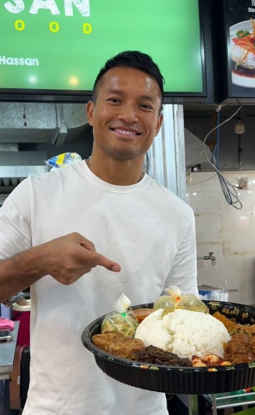 2021年,辛尼與家人開設了一家賣椰漿飯的攤作為副業,在美食網站上還有他在攤位親自做飯的照片。