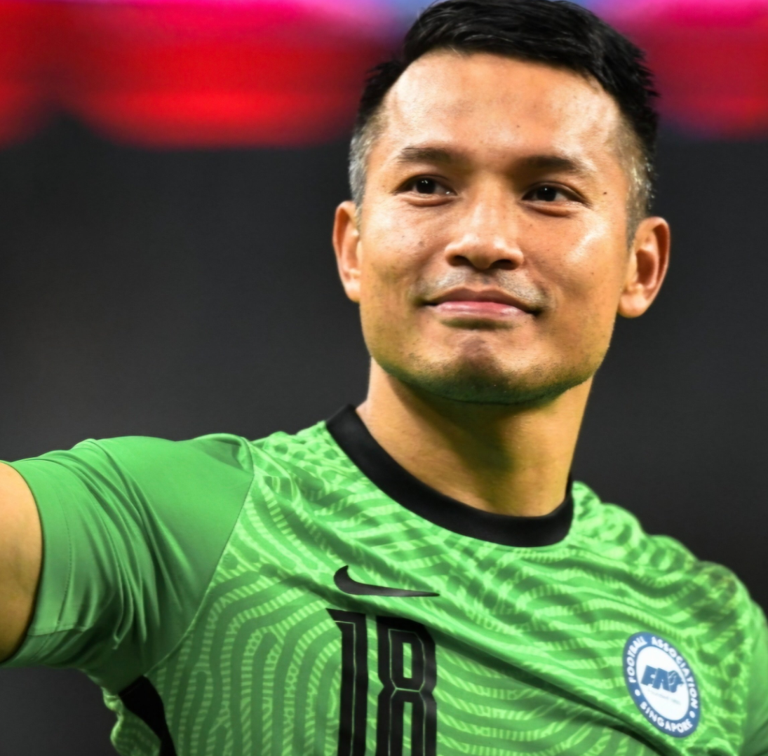 。泰國今仗雖然猛攻新加坡,惟新加坡門將辛尼(Hassan Sunny)全場共有11次撲救令泰國未能大捷,成為國足晉級的間接功臣,國內球迷賽後力捧這位40歲高齡門神為「國足英雄」。