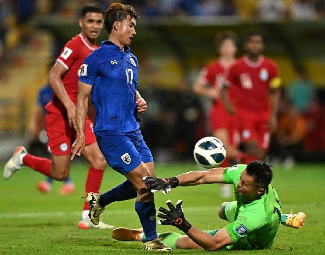 。泰國今仗雖然猛攻新加坡,惟新加坡門將辛尼(Hassan Sunny)全場共有11次撲救令泰國未能大捷,成為國足晉級的間接功臣,國內球迷賽後力捧這位40歲高齡門神為「國足英雄」。