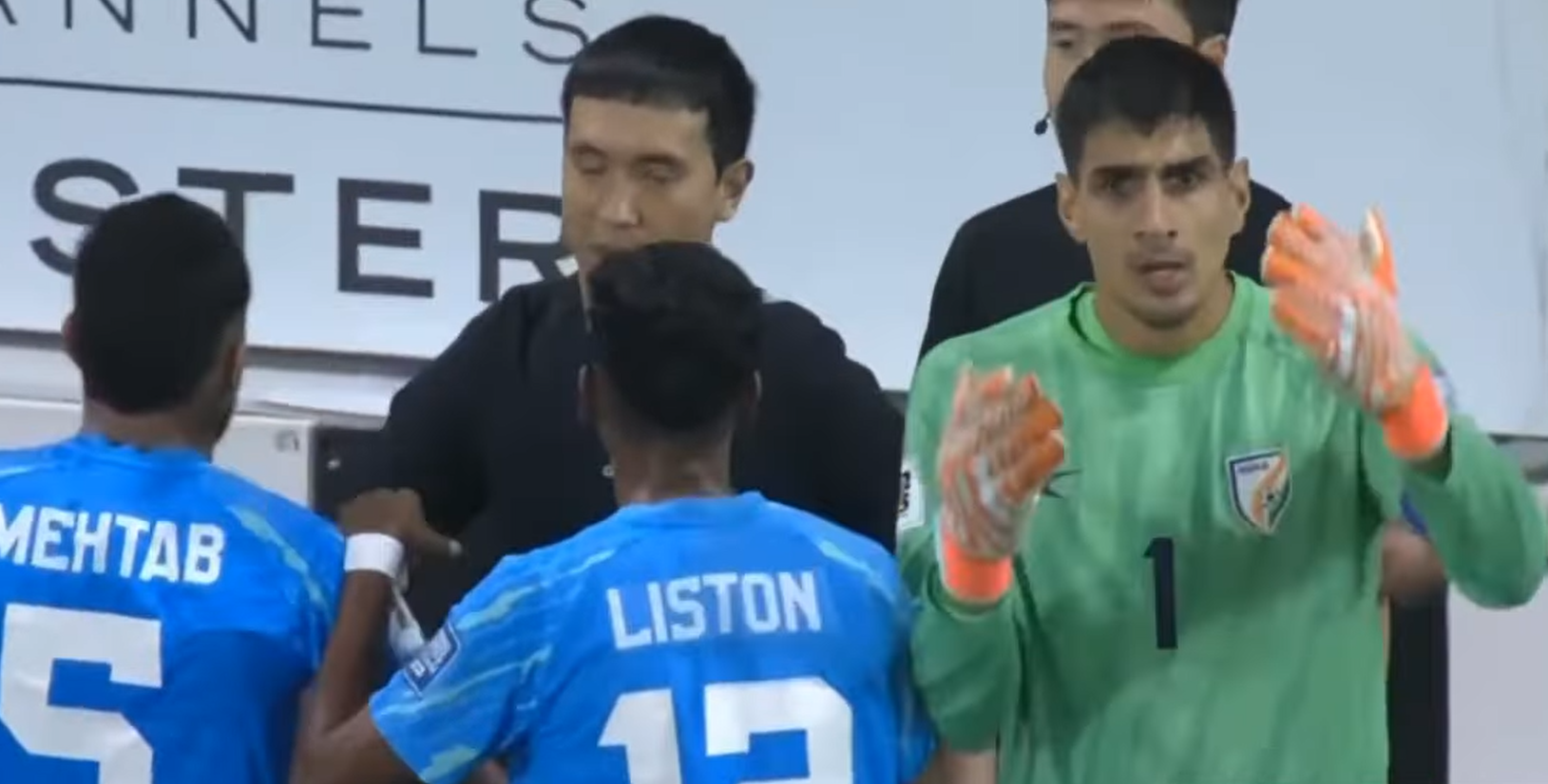 印度球員向球證及旁證抗議。(影片截圖)