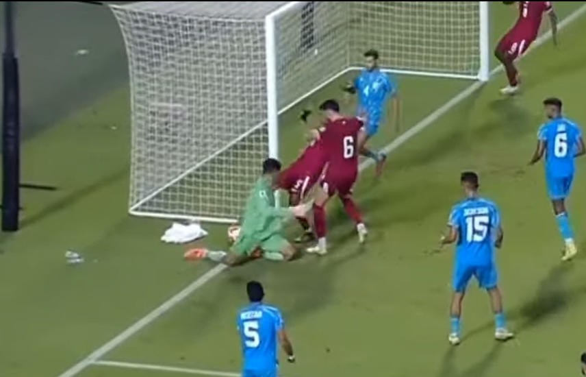 皮球明顯已越過底線。(影片截圖)