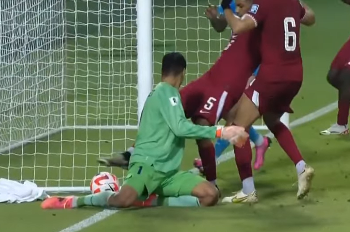 皮球明顯已越過底線。(影片截圖)