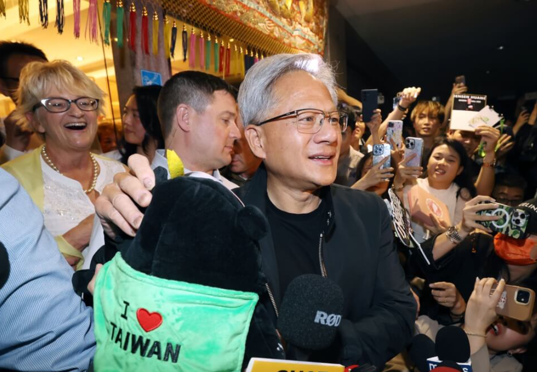 輝達NVIDIA執行長、「AI教父」黃仁勳訪台15天,於當地掀起「仁來瘋」旋風。(資料圖片)