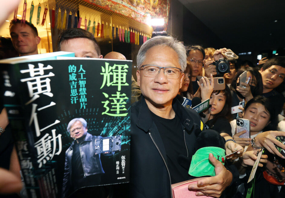 輝達NVIDIA執行長、「AI教父」黃仁勳訪台15天,於當地掀起「仁來瘋」旋風。(資料圖片)