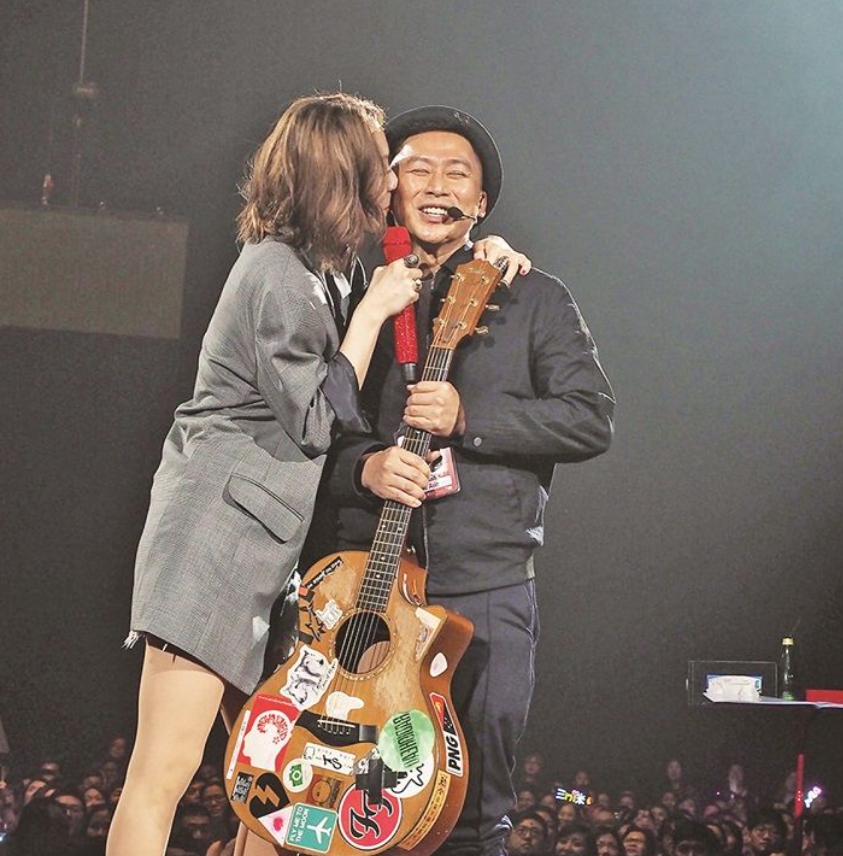 郭啟華曾為Sammi重拾結他。