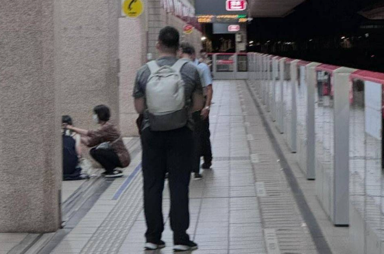 女事主「撼頭埋牆」後頹坐在地上。(互聯網)