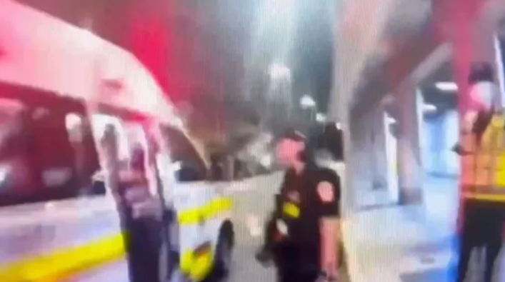 女事主「撼頭埋牆」後送院。(互聯網)