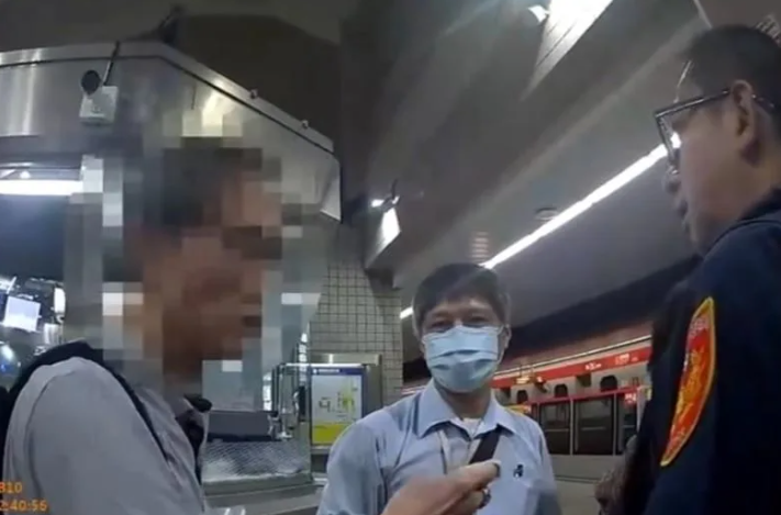 「幫口」要求女事主讓座的80歲男乘客,跟店長講述事發經過,並要求女事主就襲擊他道歉。(互聯網)