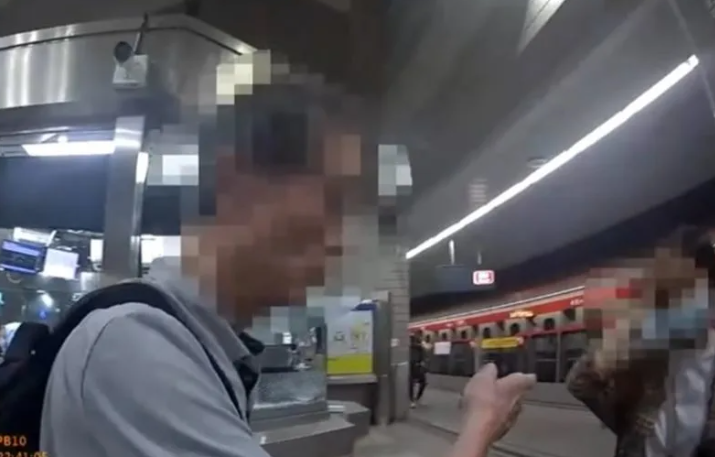 「幫口」要求女事主讓座的80歲男乘客,跟店長講述事發經過,並要求女事主就襲擊他道歉。(互聯網)