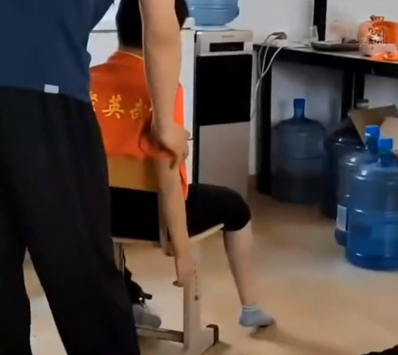 山東青島市一名8歲男童被武術教練毆打致死。