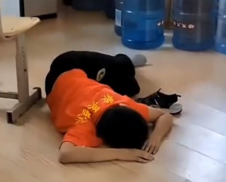 山東青島市一名8歲男童被武術教練毆打致死。