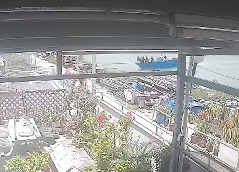 附近住戶在社交平台上傳寓所閉路電視片段,拍下了5人乘坐快艇「搶灘登岸」的過程(生於大澳長於大澳fb)