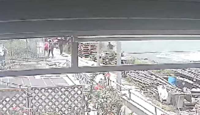 附近住戶在社交平台上傳寓所閉路電視片段,拍下了5人乘坐快艇「搶灘登岸」的過程(生於大澳長於大澳fb)