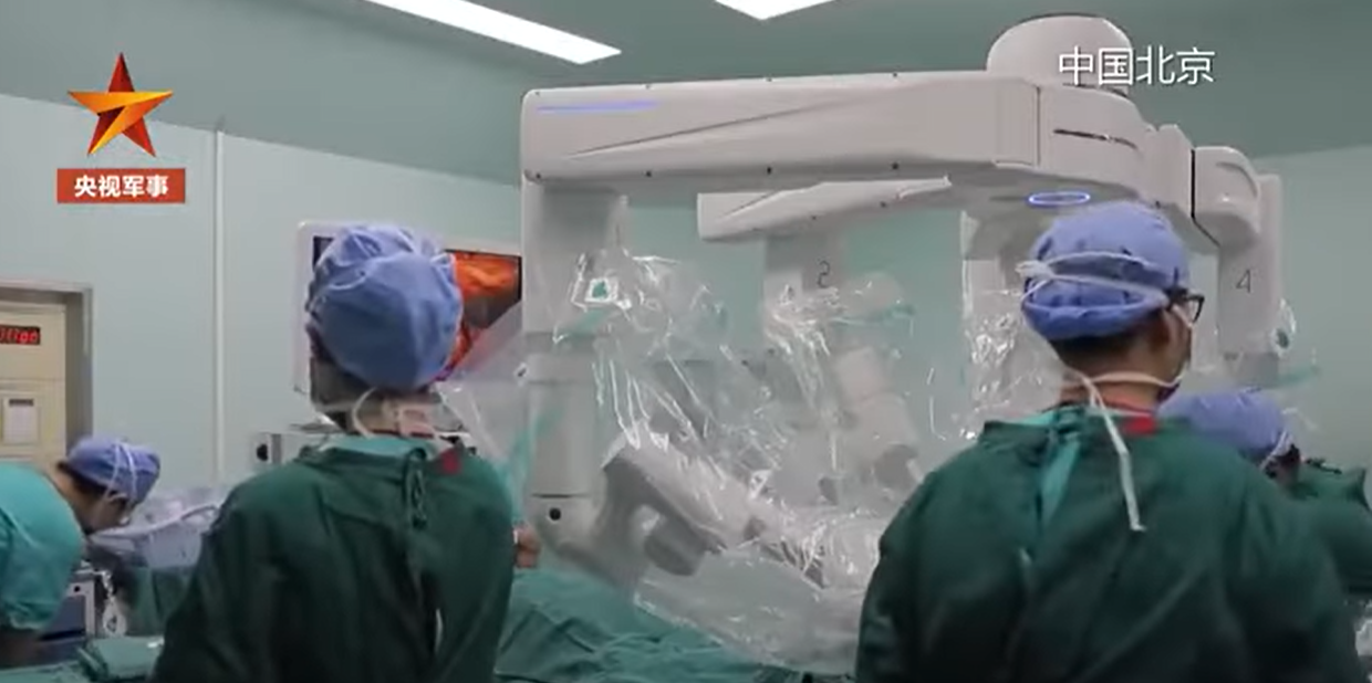 一名前列腺癌病人在北京接受手術,但醫生卻身在8,100公里外的意大利羅馬遙距操刀。(影片截圖)