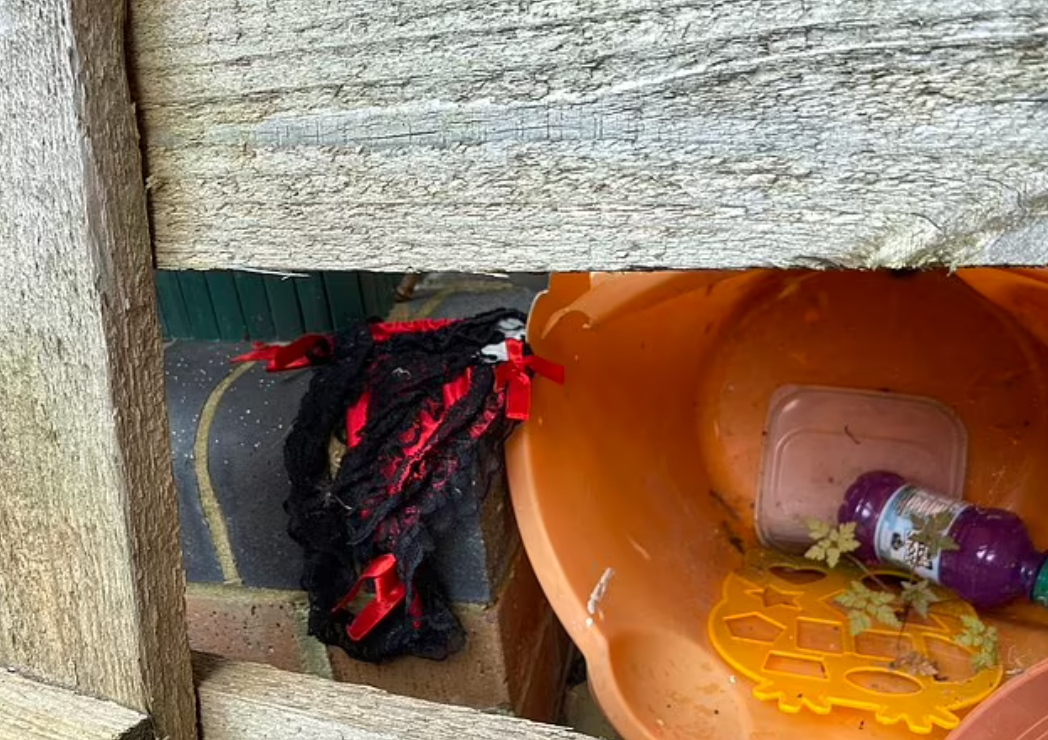 遺留女裝底褲。(互聯網)