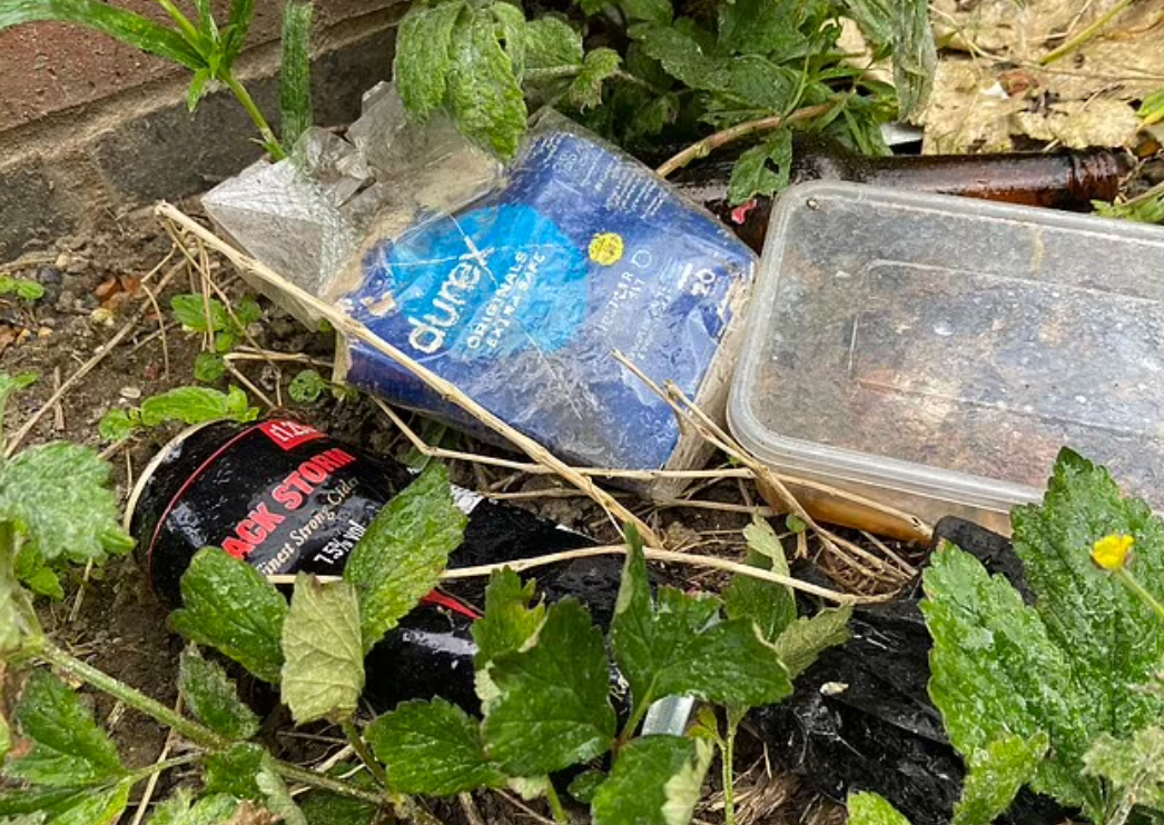 地上遺下避孕套。(互聯網)