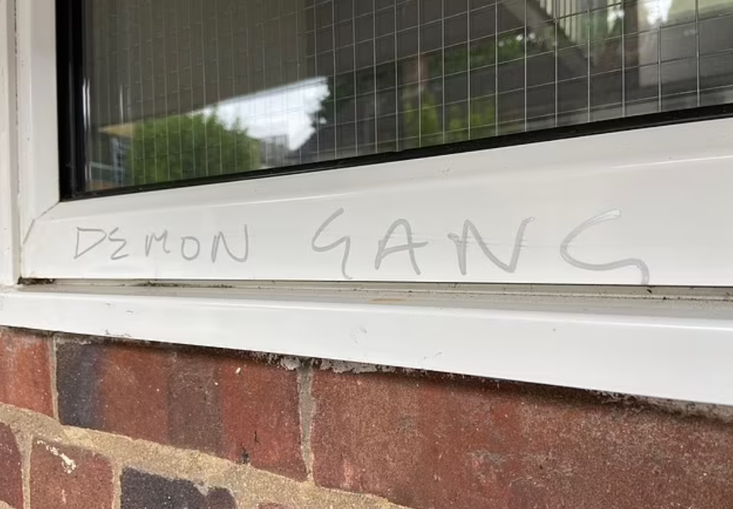 幫派分子在牆上塗鴉。(互聯網)