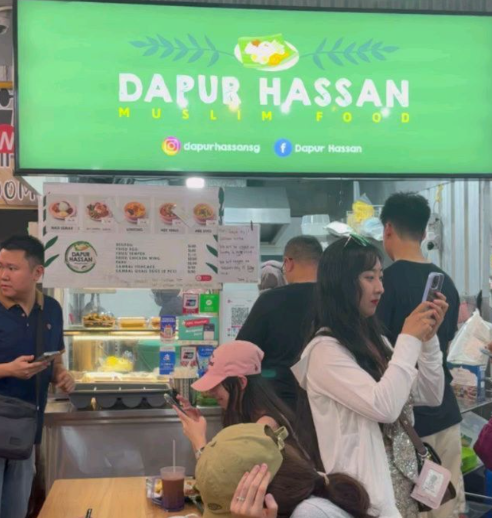 大批中國球迷光顧旗下在新加坡經營的椰漿飯攤位,更有人公開其攤位收款二維碼,以支付寶「過數」當作打賞。