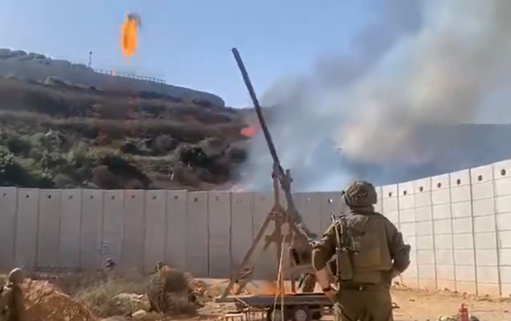 以色列士兵以一座投石機,不斷對圍牆另一邊投擲燃燒彈(社交平台X影片)