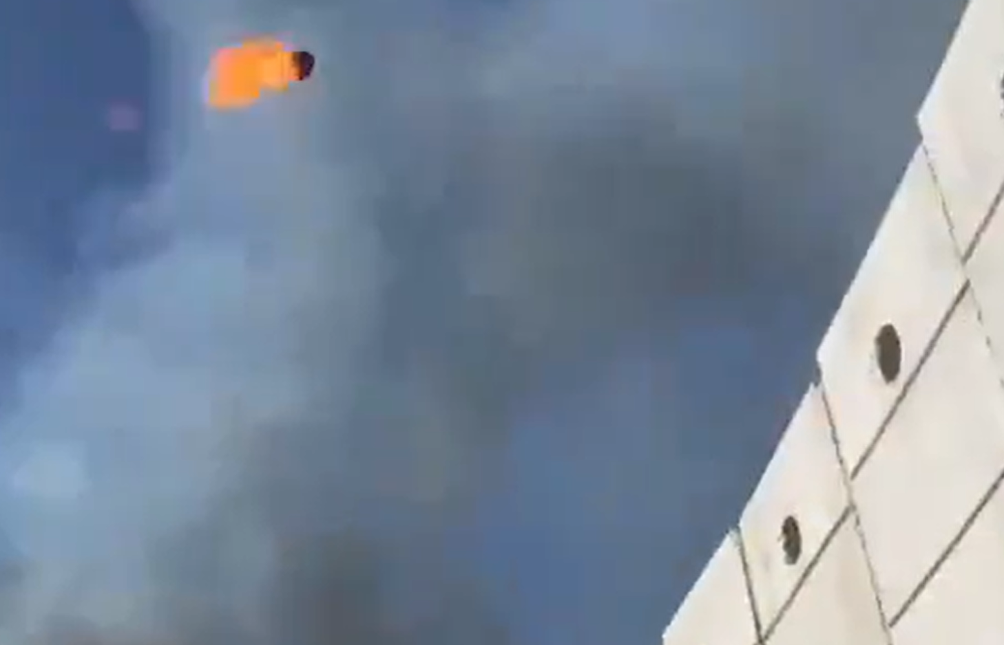 以色列士兵以一座投石機,不斷對圍牆另一邊投擲燃燒彈(社交平台X影片)