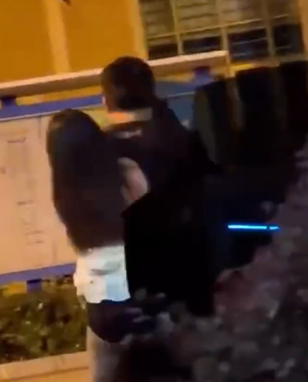 東莞發生一宗街頭捉姦戲碼,一名男子在妻子的Tesla上與情婦「車震」期間觸動警報,妻子到場查看後驚現丈夫外遇,憤怒得當街扯破情婦上衣,影片於社交平台流傳。