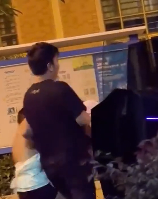 東莞發生一宗街頭捉姦戲碼,一名男子在妻子的Tesla上與情婦「車震」期間觸動警報,妻子到場查看後驚現丈夫外遇,憤怒得當街扯破情婦上衣,影片於社交平台流傳。