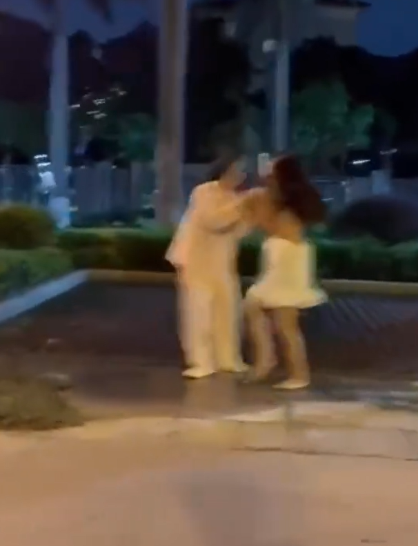 東莞發生一宗街頭捉姦戲碼,一名男子在妻子的Tesla上與情婦「車震」期間觸動警報,妻子到場查看後驚現丈夫外遇,憤怒得當街扯破情婦上衣,影片於社交平台流傳。