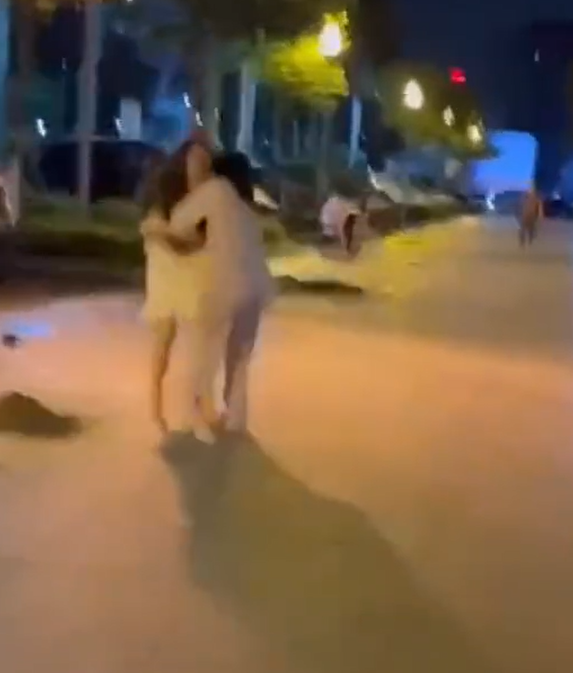 東莞發生一宗街頭捉姦戲碼,一名男子在妻子的Tesla上與情婦「車震」期間觸動警報,妻子到場查看後驚現丈夫外遇,憤怒得當街扯破情婦上衣,影片於社交平台流傳。