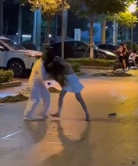 東莞發生一宗街頭捉姦戲碼,一名男子在妻子的Tesla上與情婦「車震」期間觸動警報,妻子到場查看後驚現丈夫外遇,憤怒得當街扯破情婦上衣,影片於社交平台流傳。