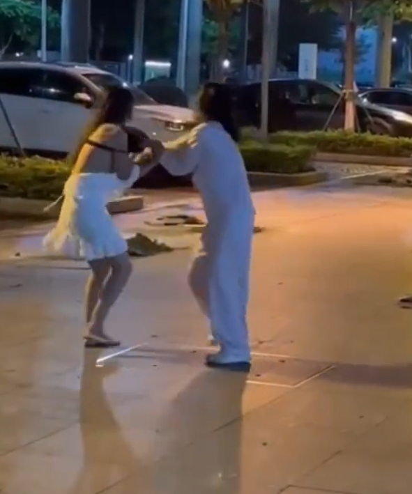 東莞發生一宗街頭捉姦戲碼,一名男子在妻子的Tesla上與情婦「車震」期間觸動警報,妻子到場查看後驚現丈夫外遇,憤怒得當街扯破情婦上衣,影片於社交平台流傳。
