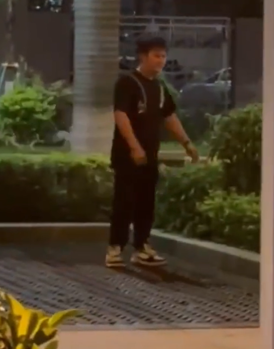 男子喝醉,走路搖晃神情恍惚,大多數時間「置身事外」。