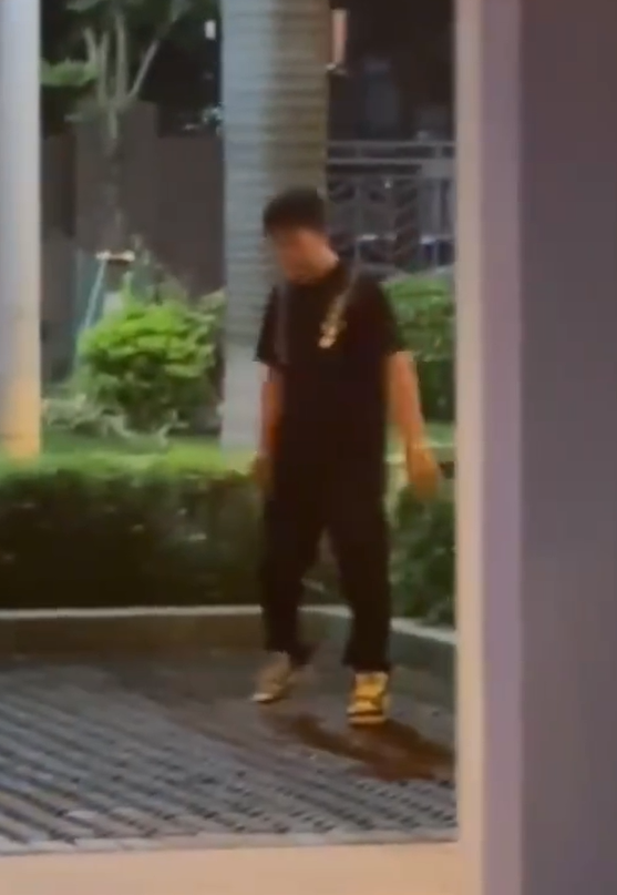 男子喝醉,走路搖晃神情恍惚,大多數時間「置身事外」。