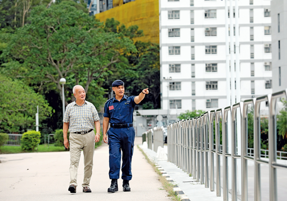 Patrick與父親重遊學院,分享工作點滴。Patrick與父親重遊學院,分享工作點滴。(《警聲》)